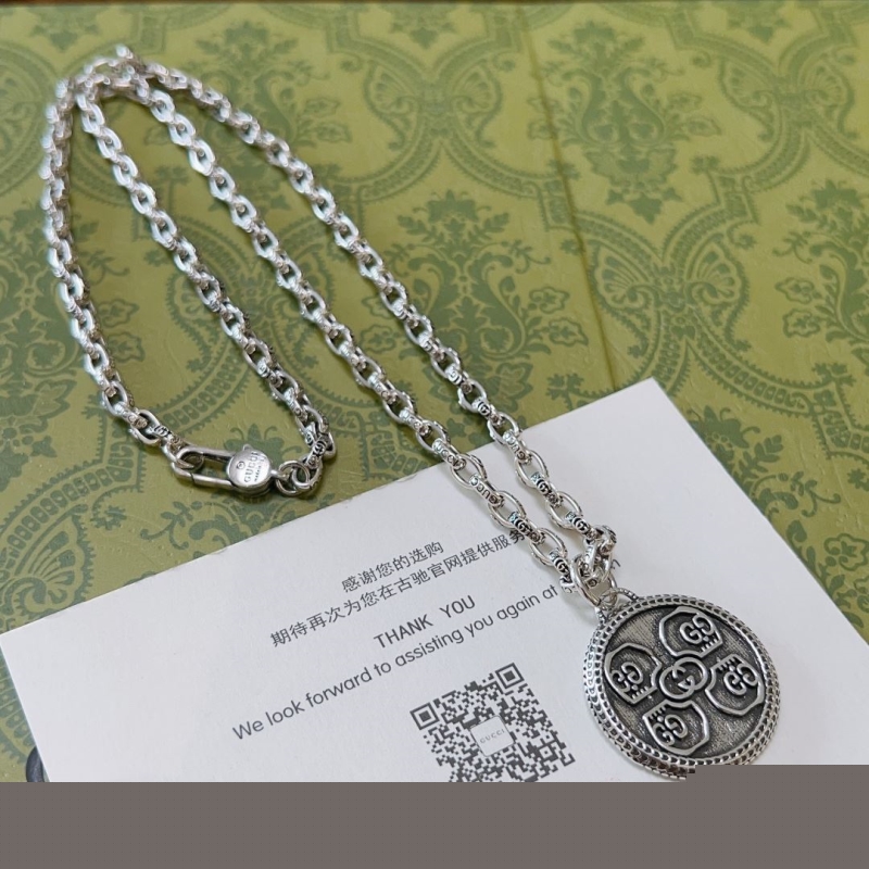 G*u*i necklaces